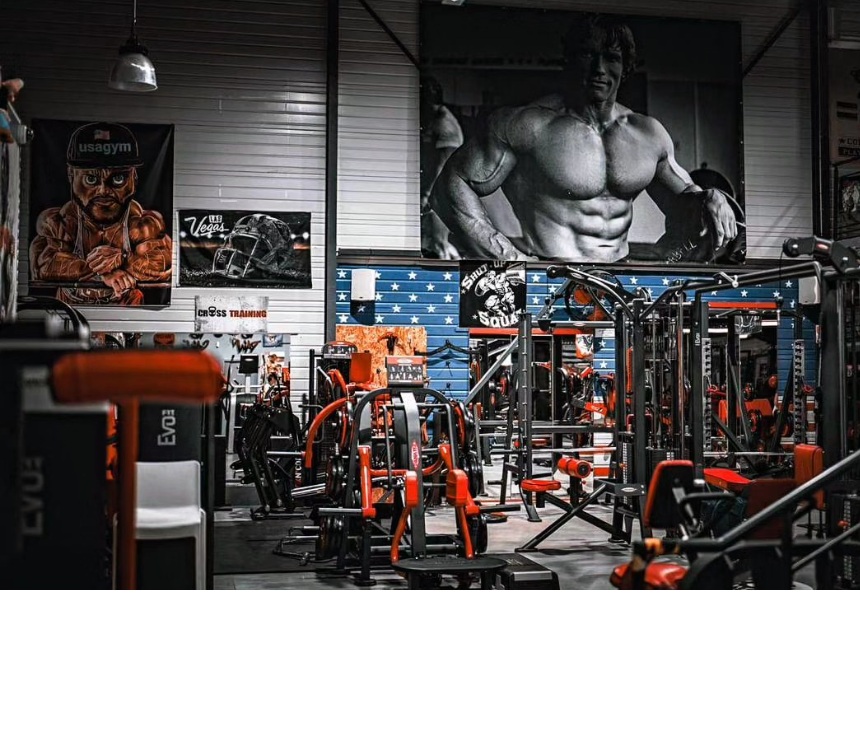 Espace musculation avec poster Arnold Schwarzenegger
